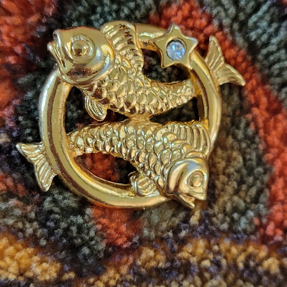 Vintage (?) Pisces Tie Tack ~ Lapel Pin ~ Unisex ~ 2 Fish ~ Gold Tone ~ FINAL!